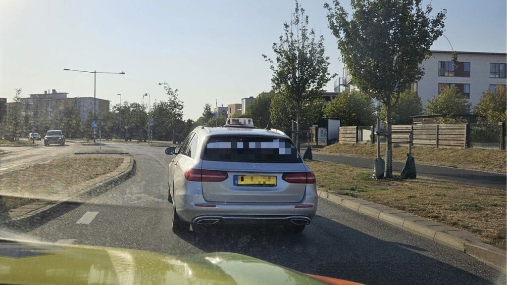 軽corn的なタクシー運転手が救急車を妨害しました - リスク刑務所 - シドベンスカン