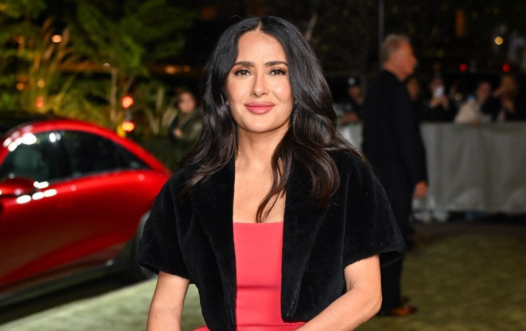 Salma Hayekは彼女の最初の機能とハリウッドの年配の女優に対する態度の変化を書くことについて：「女性は特定の年齢の後に使い捨てではありません」