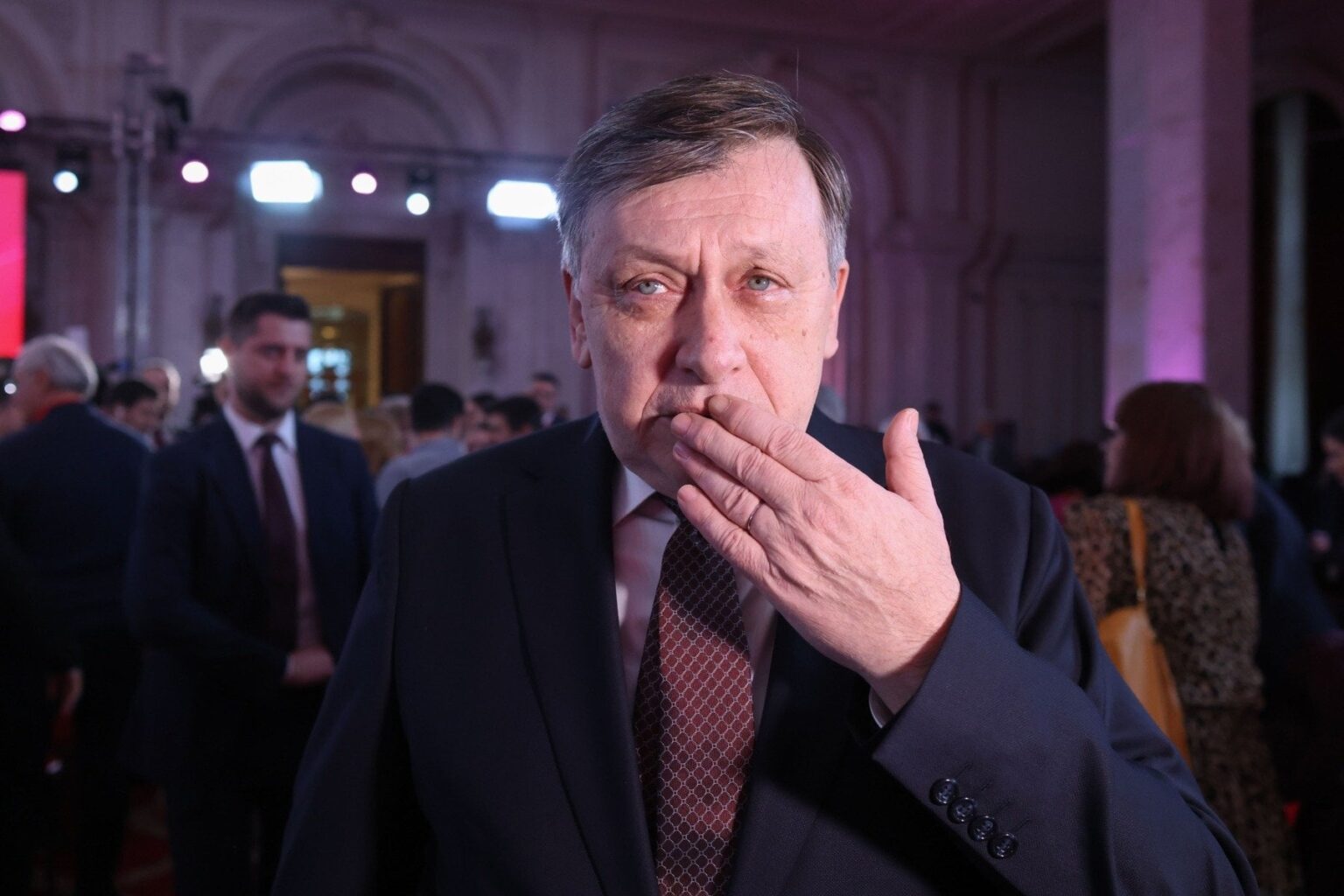 Crin Antonescuは、Adrian NastaseがTraian Basescu /よりも優れた大統領だった可能性があると主張しています。