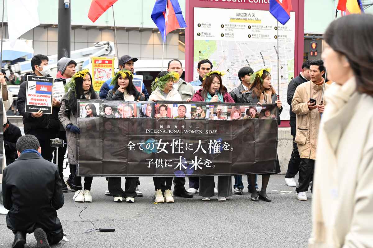 独裁体制下でも女性の人権確保を訴える各国の女性たち＝8日午前、東京都新宿区（奥原慎平撮影）