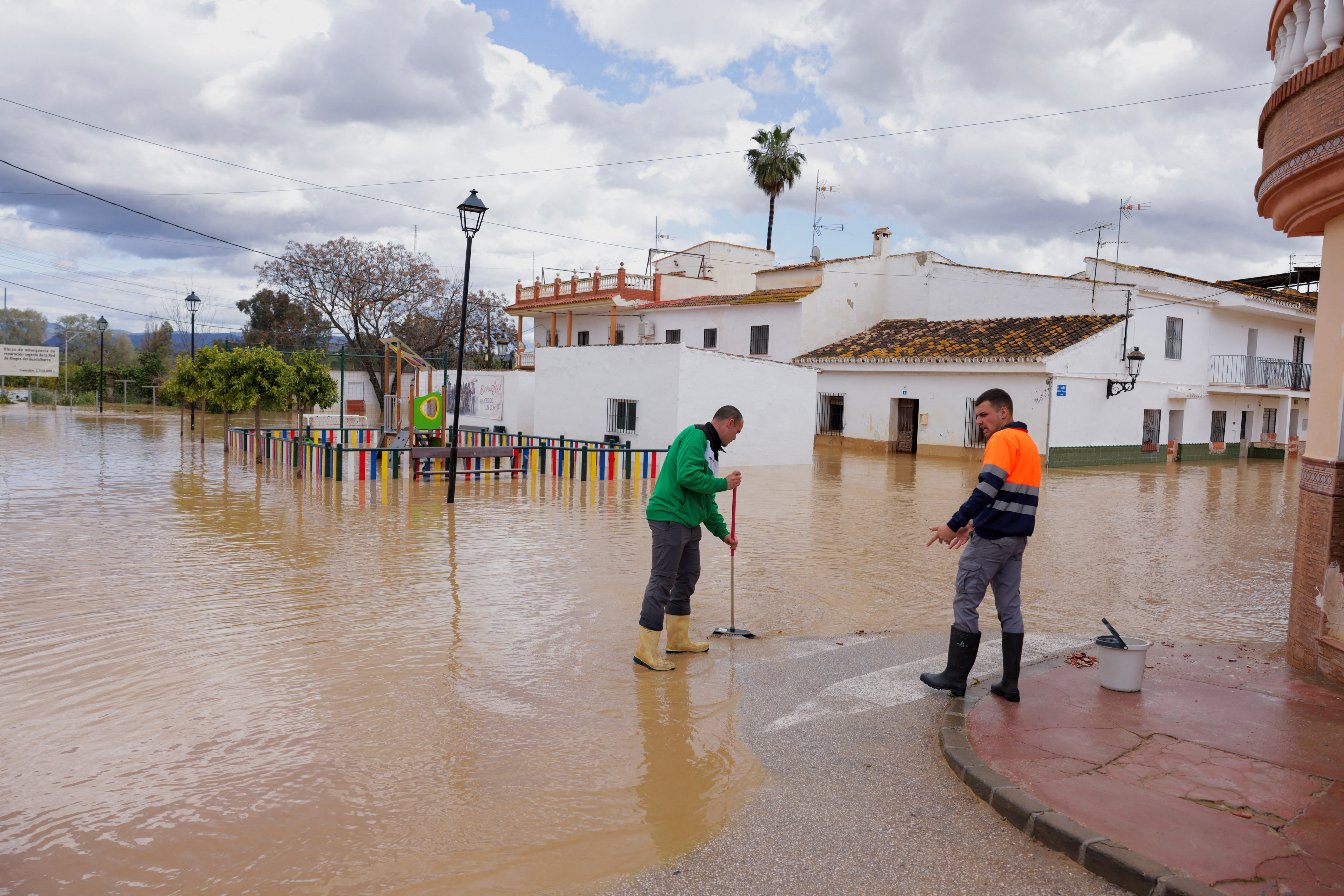 スペインで3週連続の豪雨、南部で数百人避難　2人不明