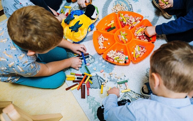タリンは幼稚園の場所料金のほぼ3分の1を下げています