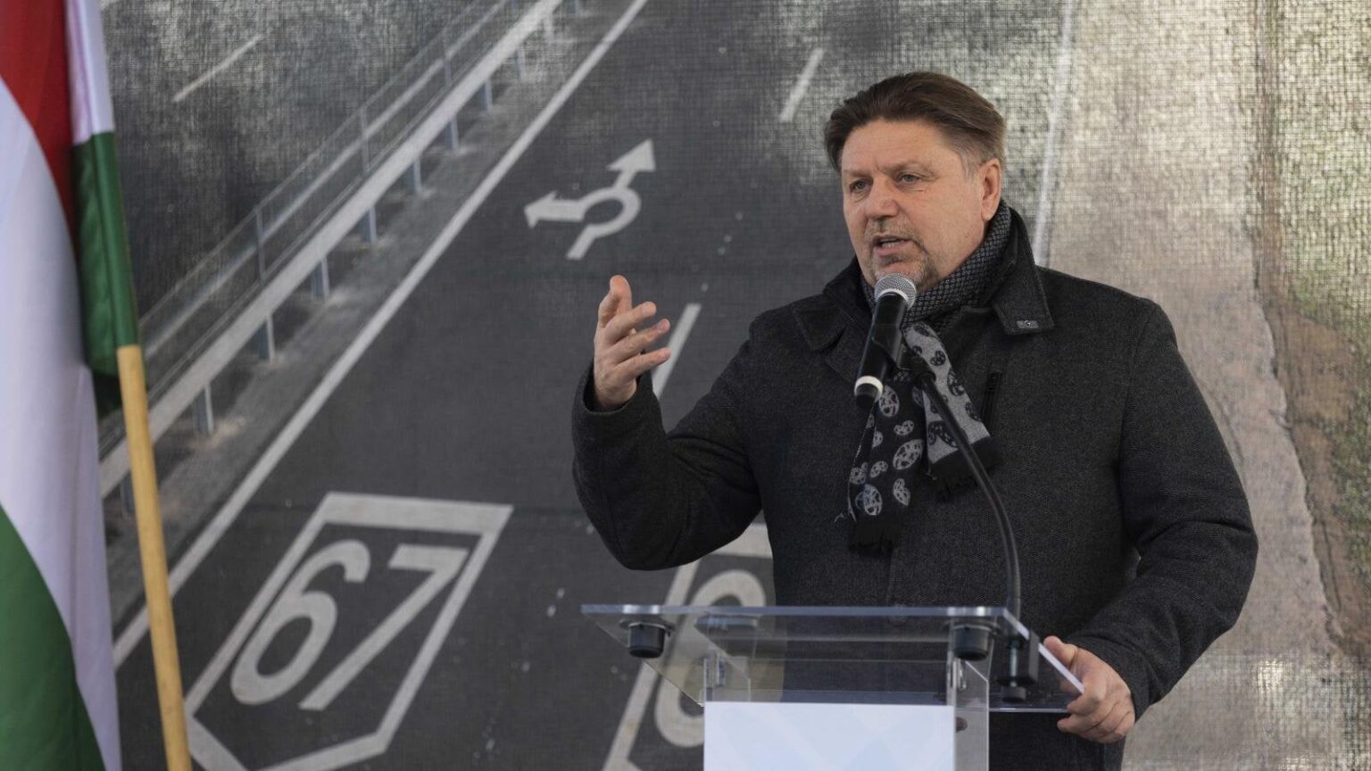 Fidesz MP（Kaposvár選挙区）は、キャンペーン開​​発のために競争力のある地区プログラムにお金を使用していることを記録することで語っています。