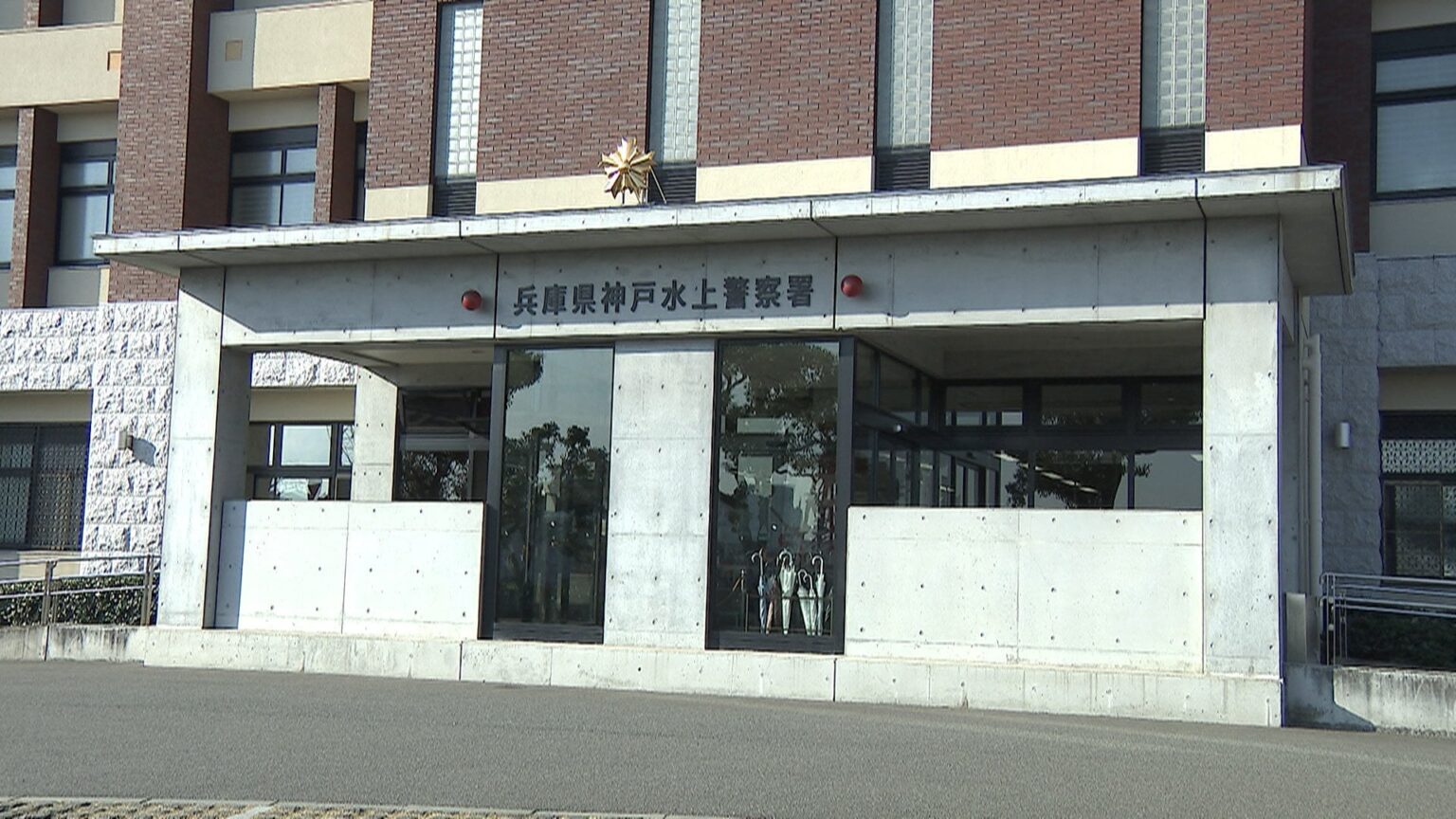 「緊急のオペがある。人が死んだらどうする」　赤信号を無視した疑いで制止されたあと出頭要請に応じず　医療機器関連会社の２６歳女逮捕