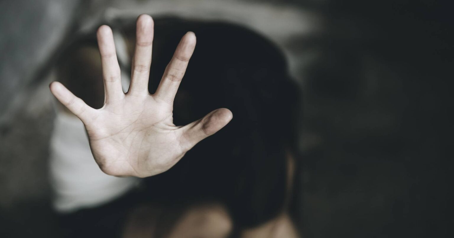 ルーアーズ：何千人もの人々が3人のインフルエンサーに対する若い女性の違反のビデオを見ました、誰も犯罪を当局に非難しませんでした