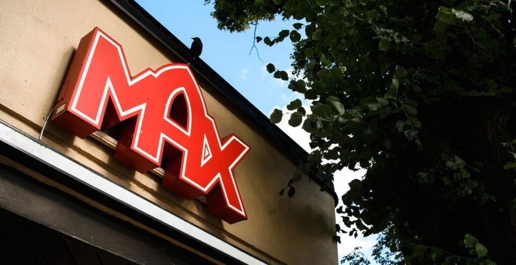 汚い啓示の後、マックスのために維持されます