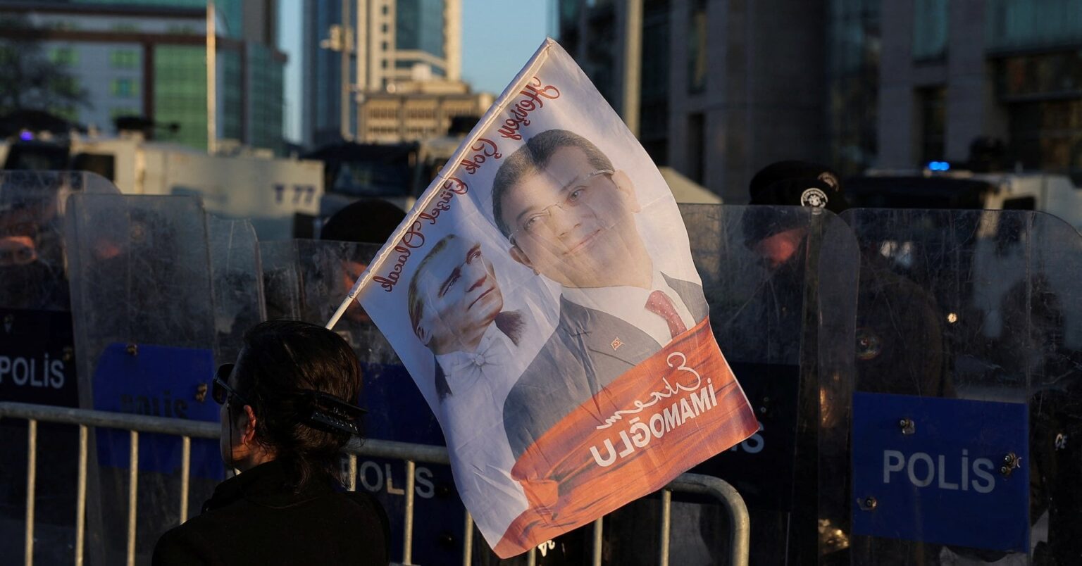 エルドアンの政治的反対者であるイマモグル市長は投獄されました。