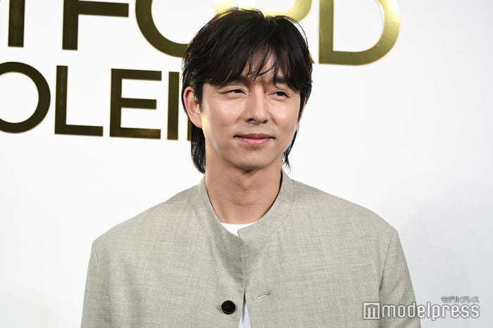 歓声に対して茶目っ気たっぷりにクールな表情をするコン・ユ（C）モデルプレス