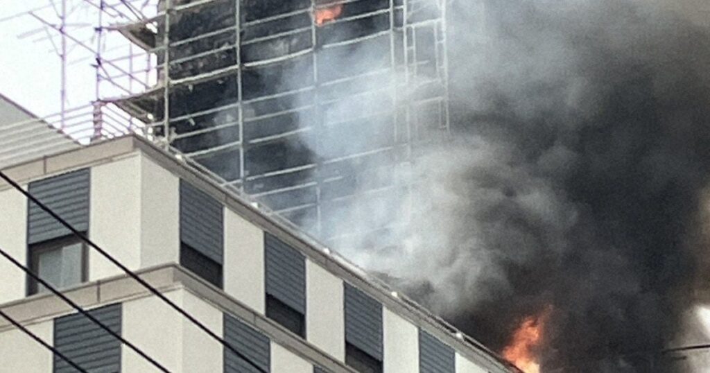建て替え工事中の秋田書店本社ビルから黒煙　2人搬送　東京・飯田橋 | 毎日新聞