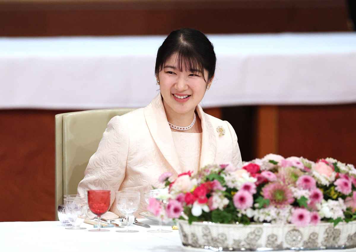 宮中晩餐会に初めて臨席された天皇、皇后両陛下の長女、敬宮愛子さま＝25日午後、皇居・宮殿「豊明殿」