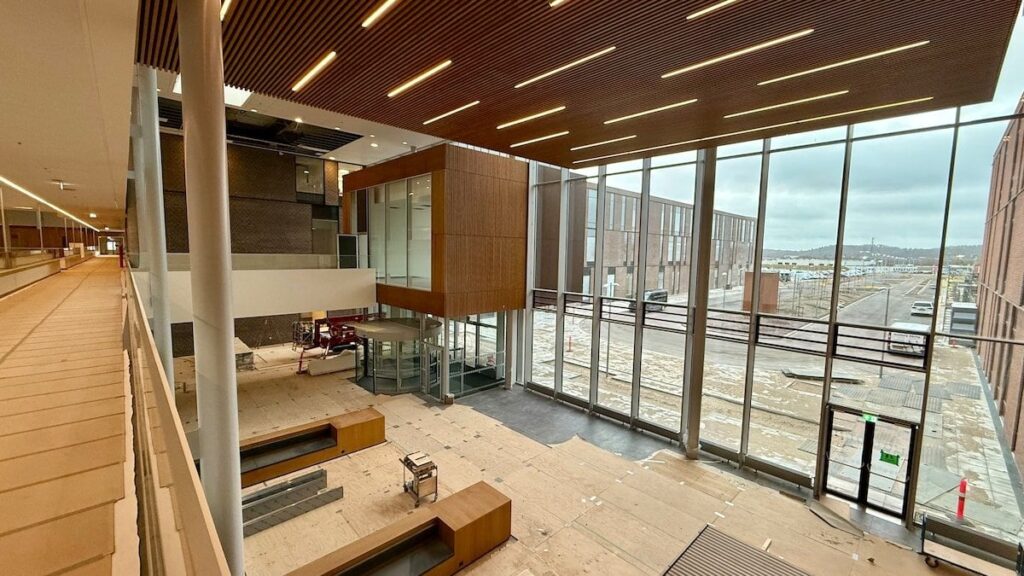北ジャトランド地域は、遅延した新しいアールボリ大学病院の鍵を引き継ぎます。地域評議会の議長は幸せで安心していますが、新たな遅延を除外できます。最初の患者は2026年の初めに移動します。