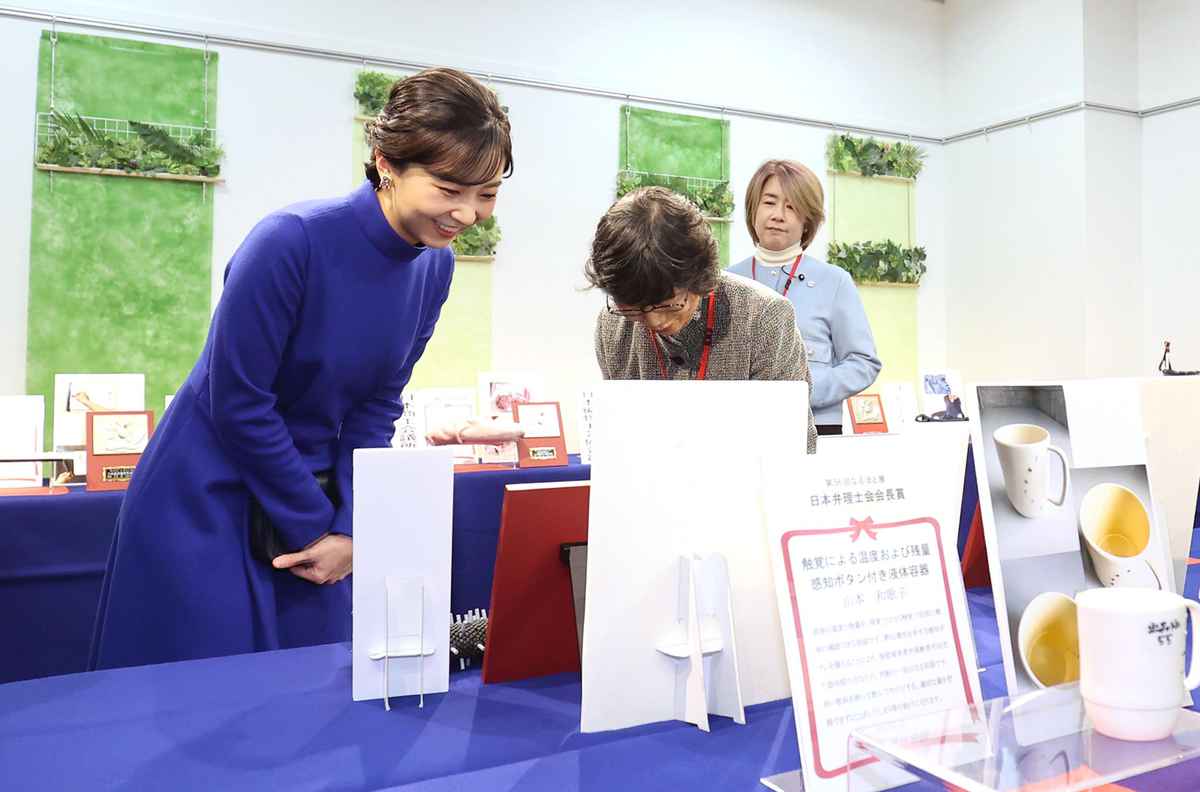 「第56回なるほど展」を視察される秋篠宮ご夫妻の次女、佳子さま＝3日午前、東京都千代田区（斉藤佳憲撮影）