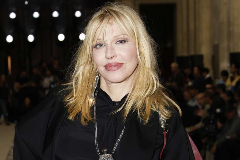 コートニー・ラブは、彼女が私たちを「今や恐ろしい」と呼んでいるので、彼女は6ヶ月で英国の市民権を取得していると言います：報告