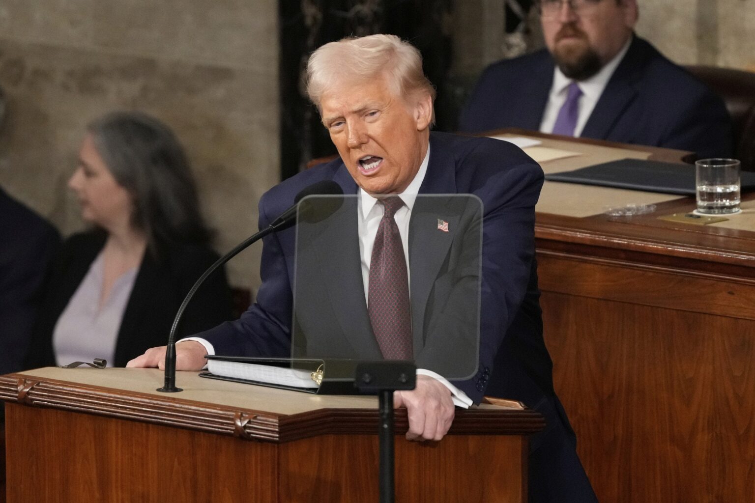 ドナルド・トランプの承認格付けは大統領職で初めて否定的になる