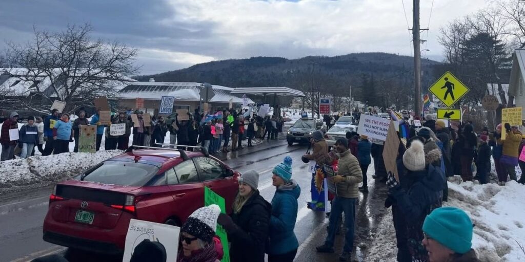 Vermonters抗議JD Vance：「ロシアのスキーに行く」