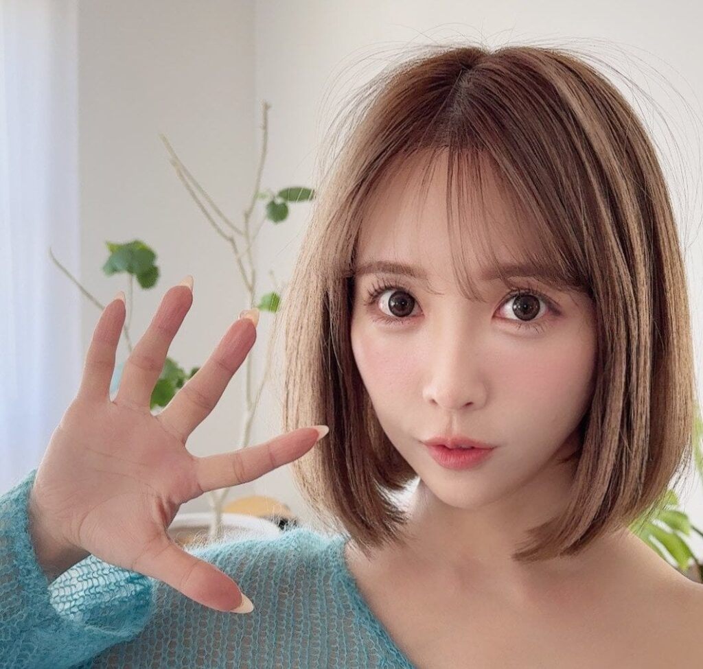 「うわすげぇかっこう」三上悠亜“透けまくり”中身「丸見え」ショットに悶絶殺到「たまらない」