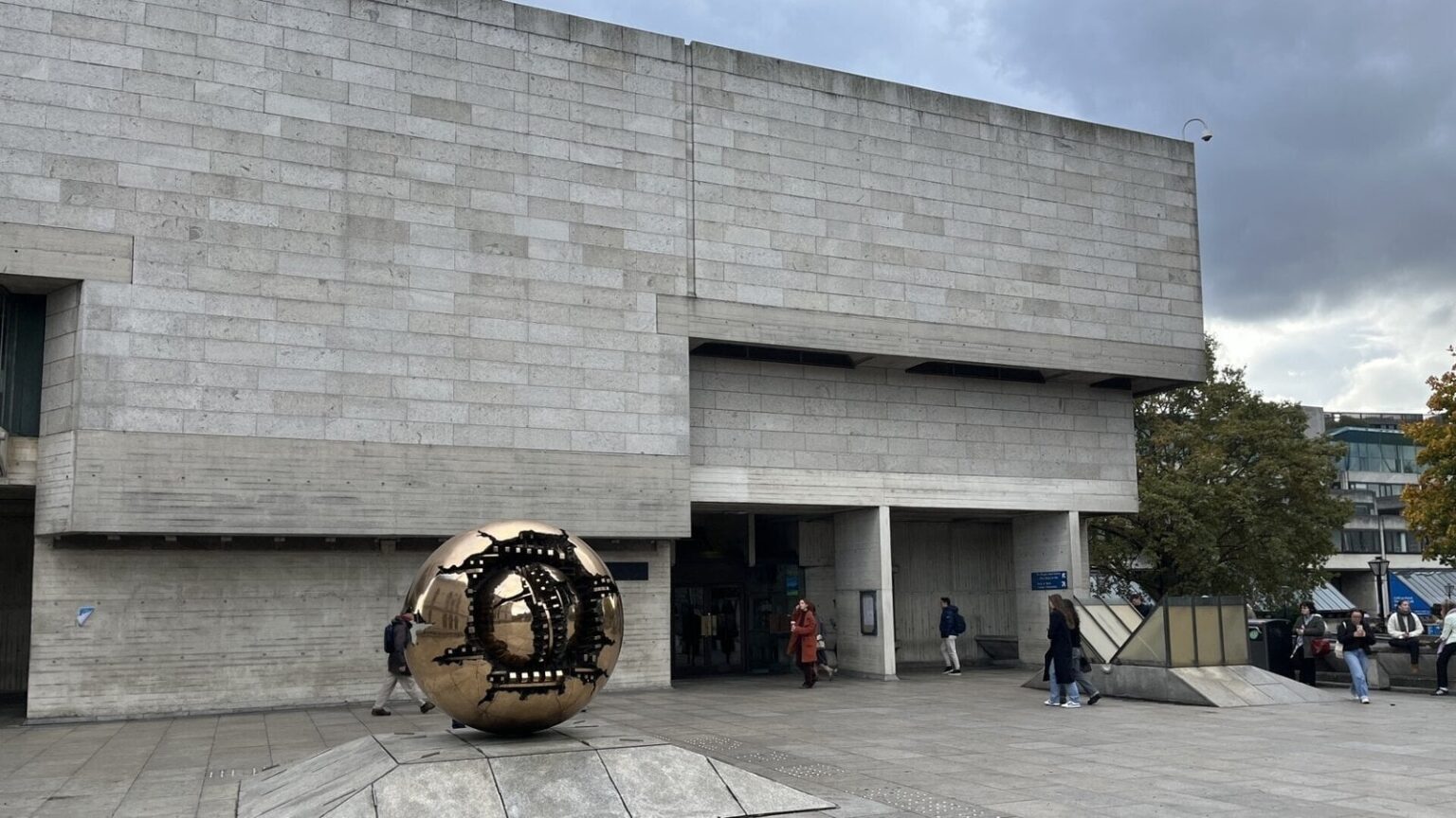 Eavan Bolandにちなんで図書館の名前変更をマークするトリニティ