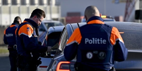 警察は、アントワープ港から麻薬を密輸しようとしたとして8人のオランダ国民を逮捕する