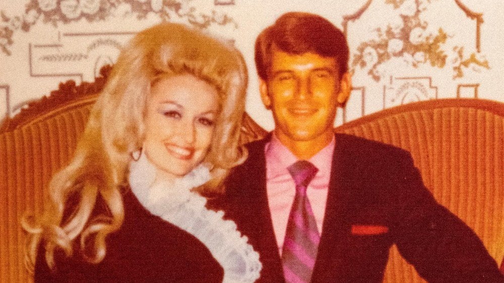 Dolly Partonは、夫のCarl Deanの死後のサポートに感謝します：「彼は神の腕の中にいます、そして私はそれで大丈夫です」