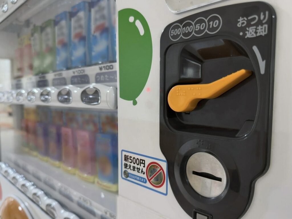 「電車のホームで『ここで飲むのはやめて』と注意された」ホームでの飲食は迷惑？賛否わかれる「マナー違反」「問題ない」