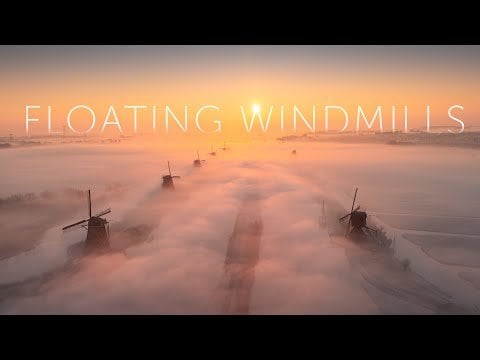 霧の上のオランダの風車