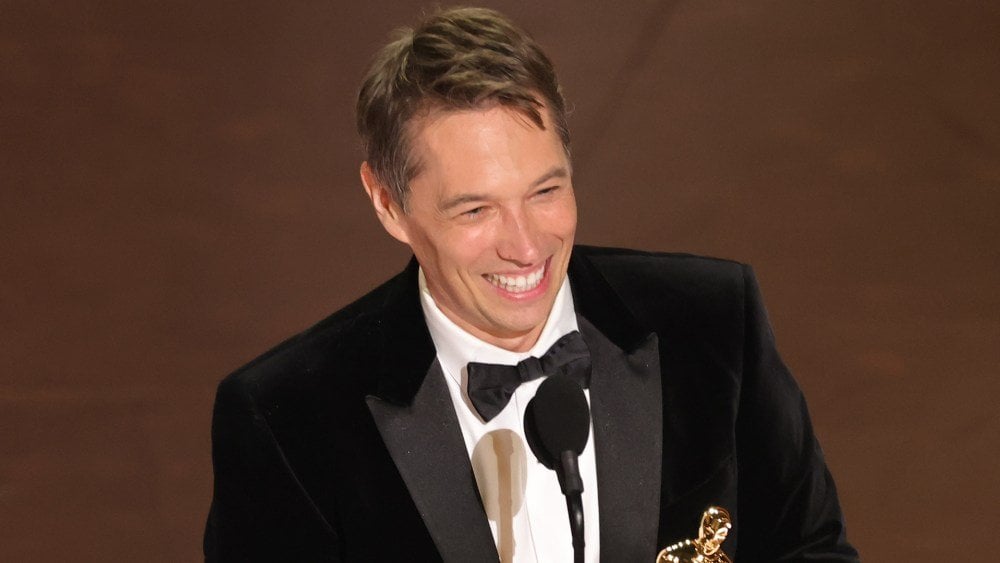 ショーン・ベイカーは、映画館は「脅威にさらされている」と言い、最優秀監督のためにオスカーを受け入れます。「大画面のために映画を作り続けてください。私は私がすることを知っています」