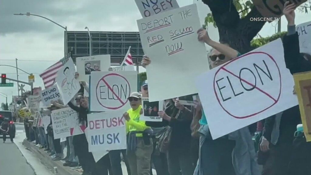 Elon Muskに対する抗議は、SpaceX施設の外で脱出します