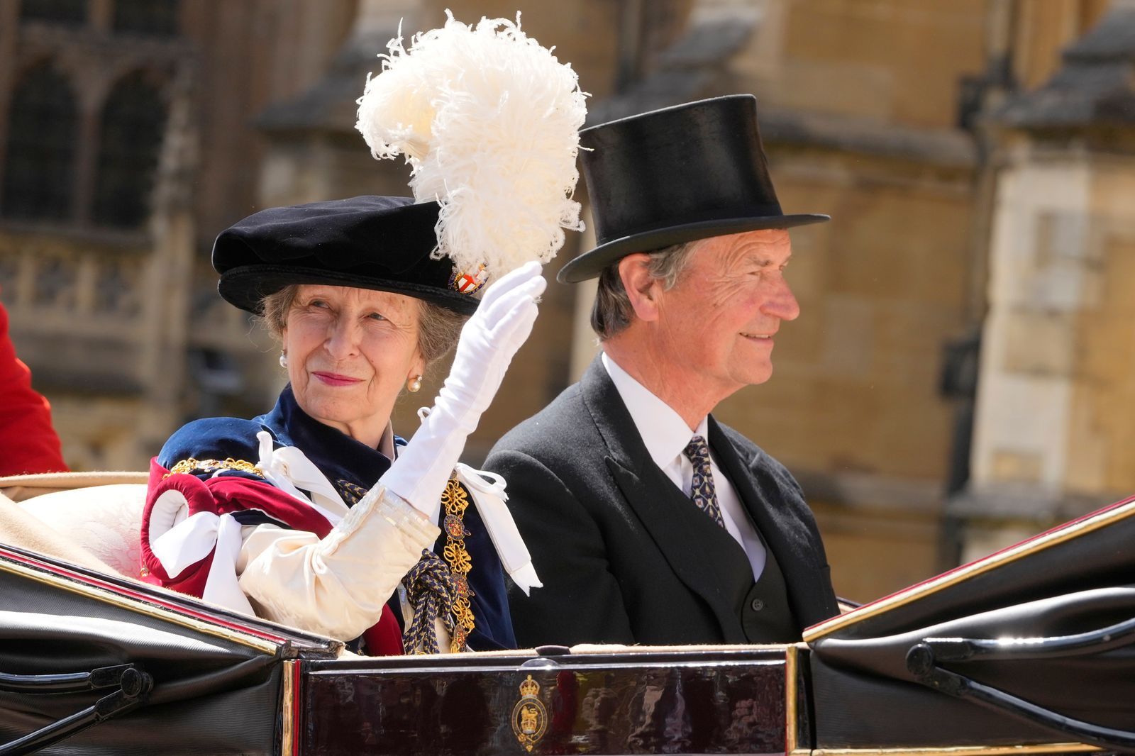 アン王女、ティモシー・ローレンス中将Princess Anne and her husband Timothy Lawrence ride in a carriage after attending the Order of the...