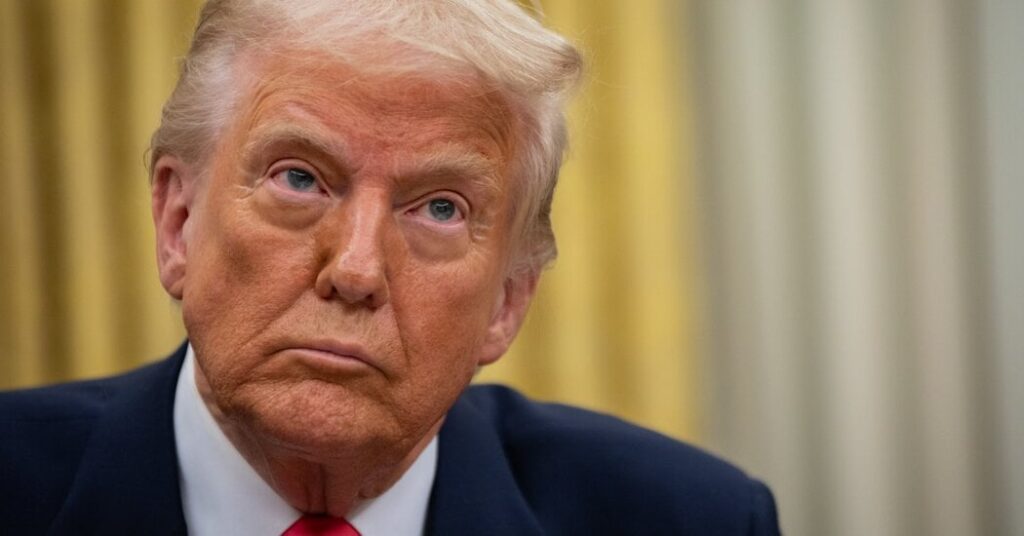 トランプは、アメリカ人が富を活気づけていると約束しました。今、彼は彼の曲を変えています。