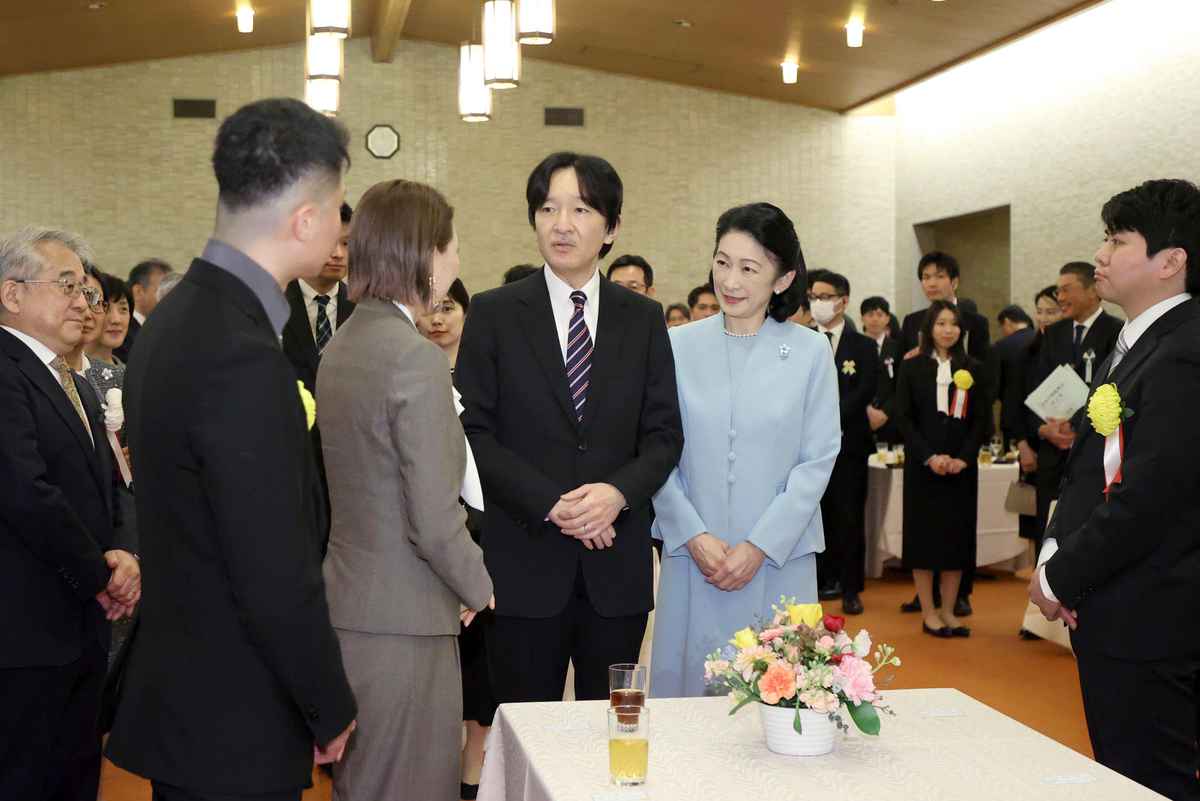 「日本学術振興会育志賞」の受賞者と懇談される秋篠宮ご夫妻＝6日午後、東京都台東区の日本学士院会館（酒井真大撮影）