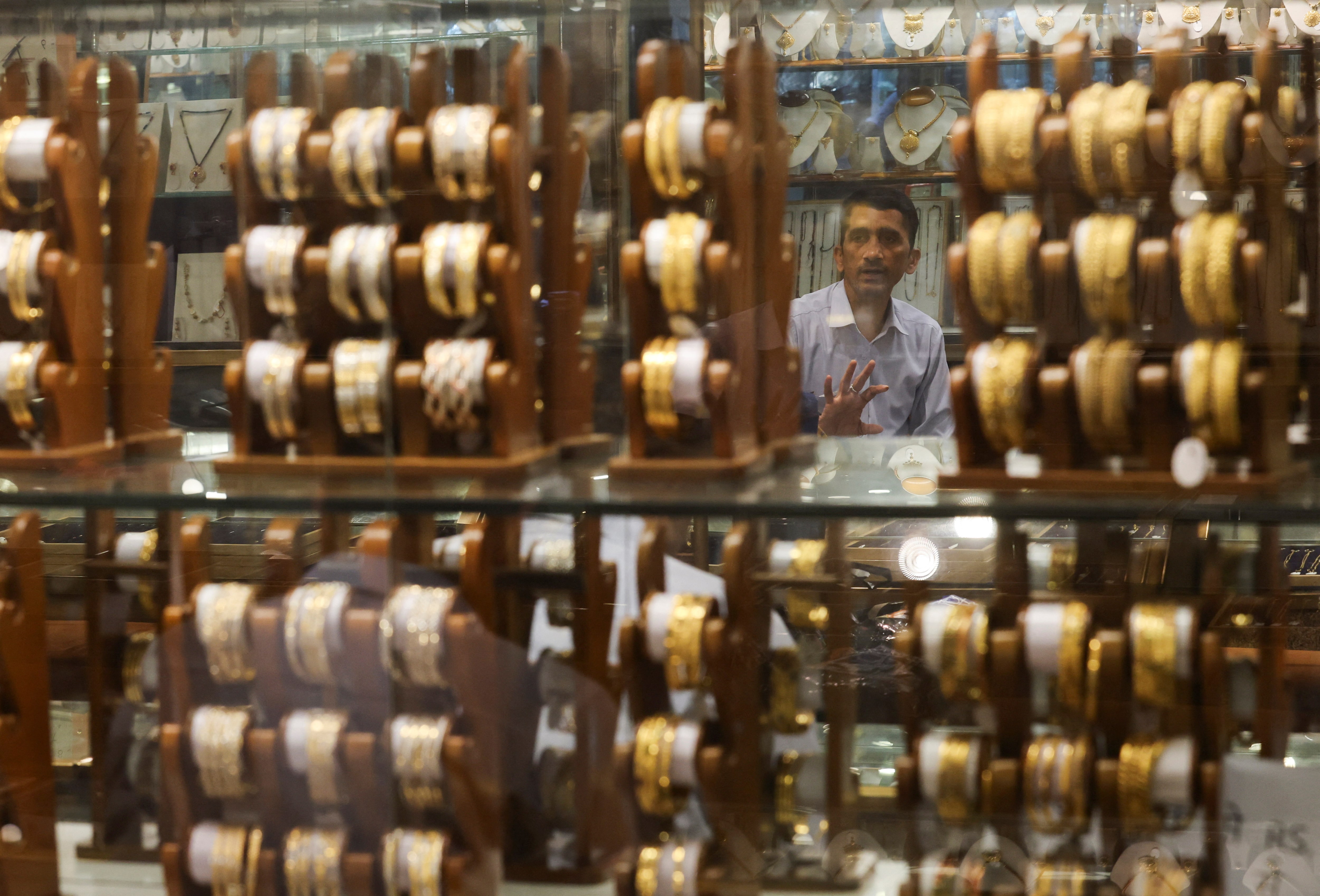 金現物が最高値更新、トランプ関税巡る懸念や米利下げ観測で