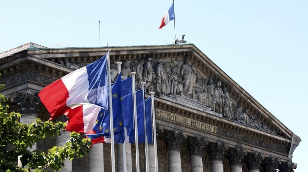 フランス議会はウクライナを支持し、ロシアの資産没収を求めている