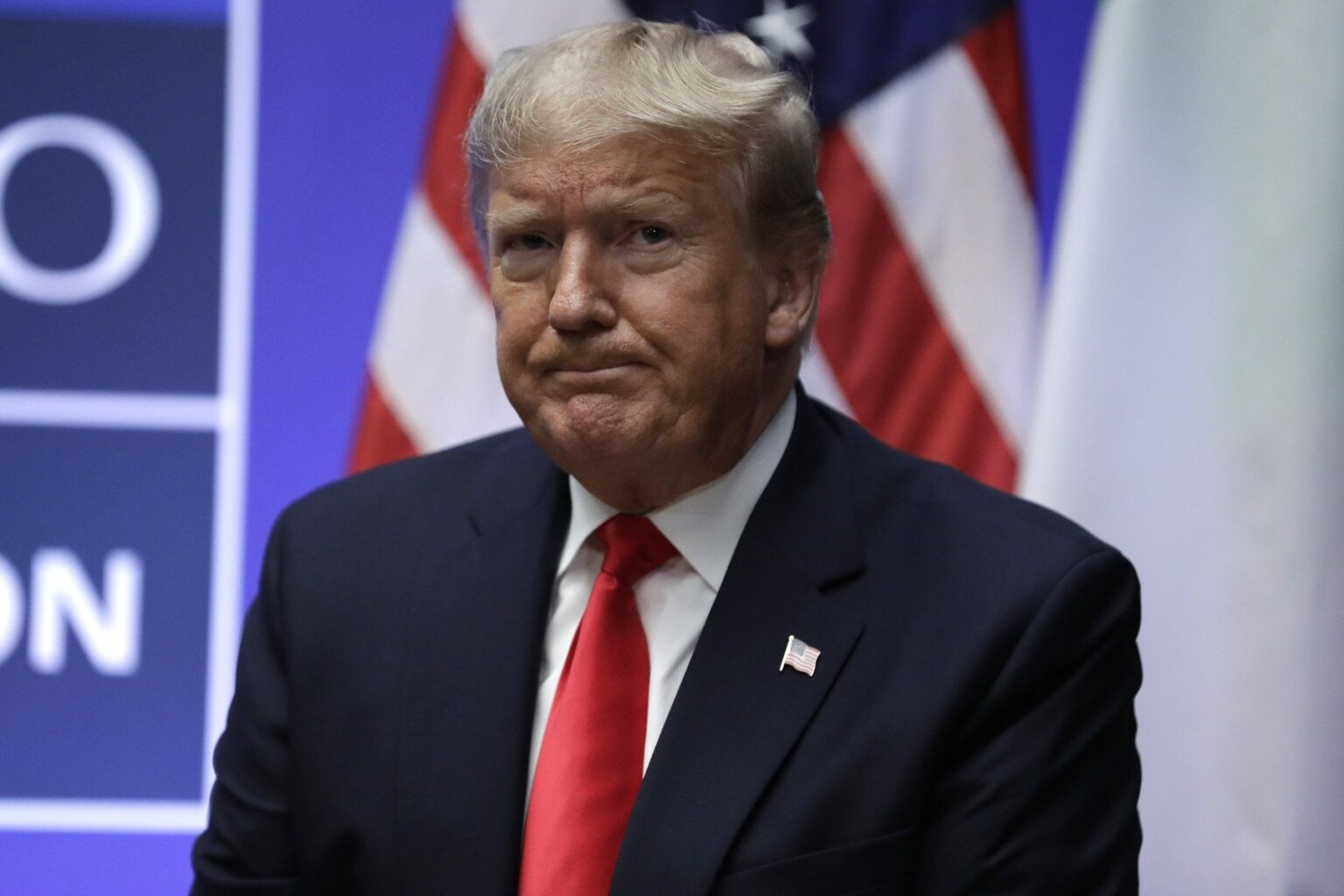 トランプはNATOの政策の大きな変化を考慮しています。米国は、その状態が防衛費の最低閾値に達していない場合、攻撃される同盟国を擁護しないと脅します
