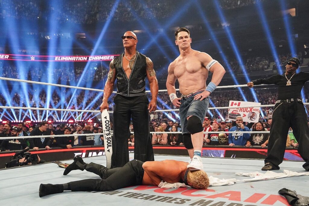 ジョン・シナは、20年間良い男を演じた後、WWEで悪役になりました。ファンは喜ぶ