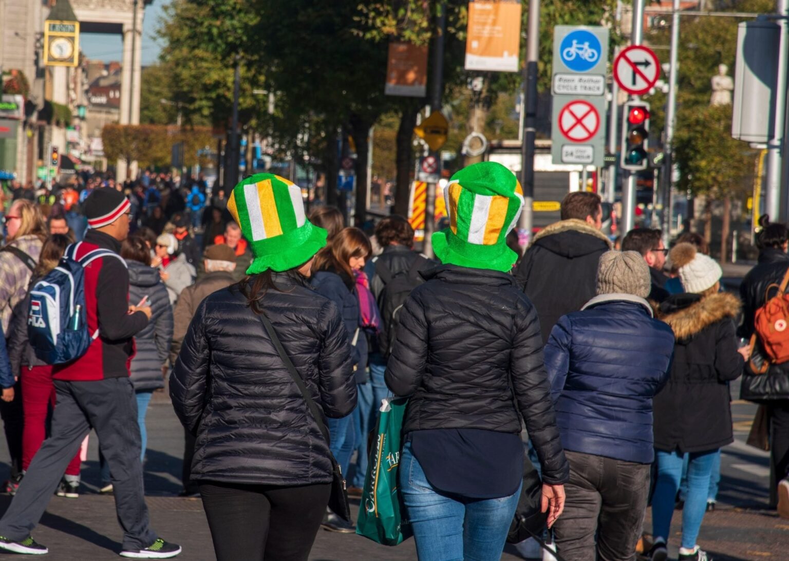 アイルランドでの観光客の数と支出は約25％減少します