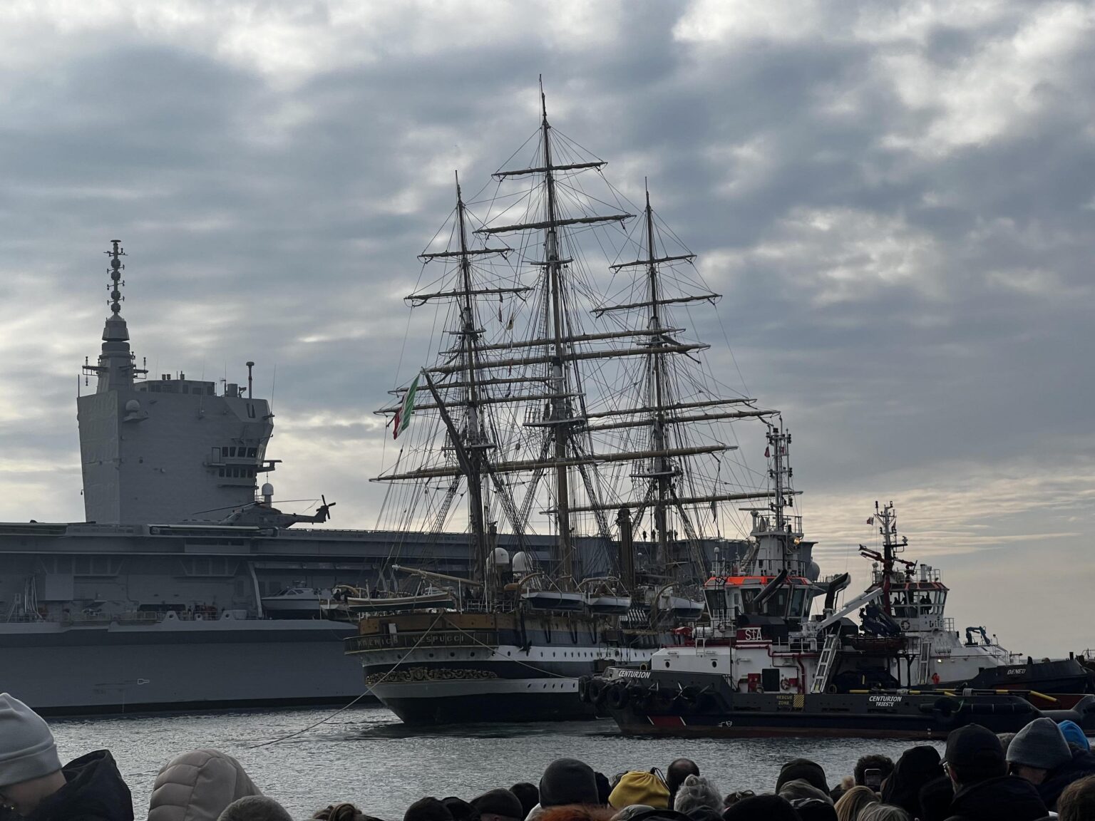 Amerigo Vespucciと航空機のキャリアトリエステがトリエステに到着しました