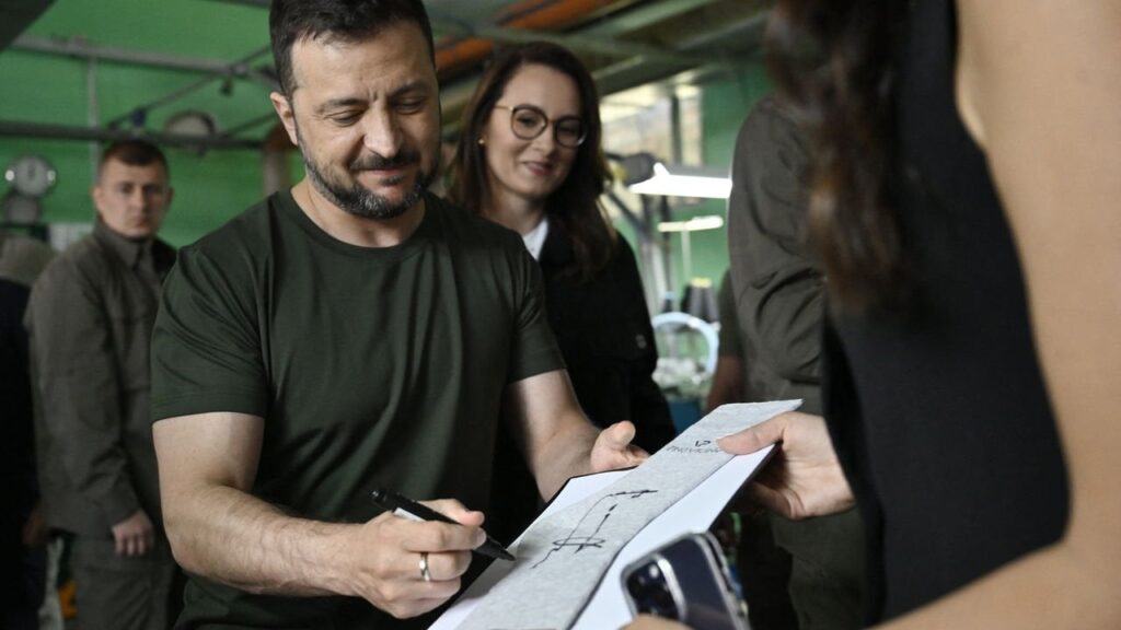 Zelenskyは嫌いな独裁者ですか、それとも人気のあるヒーローですか？ （「世論調査では、ウクライナ人の72％が大統領の仕事の実績を強くまたは幾分承認していることがわかりました。...それはまた、戦時中の選挙に対するカテゴリー的な反対を示しています。」）