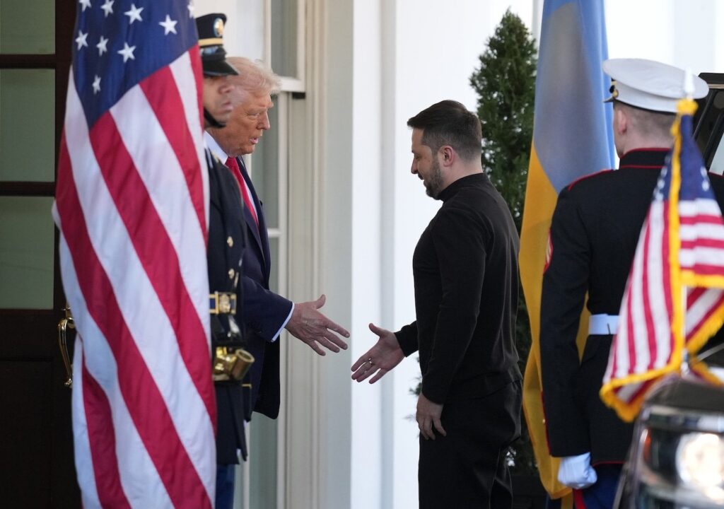 トランプはウクライナへのすべての軍事援助を停止する可能性がある、と行政当局はポストに語った