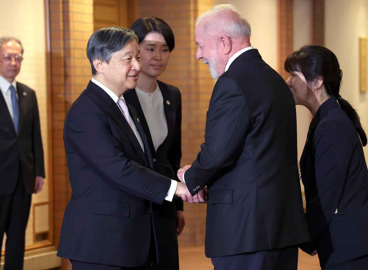 ブラジルのルラ大統領と握手される天皇陛下＝27日午前、東京都千代田区の帝国ホテル（鴨志田拓海撮影）