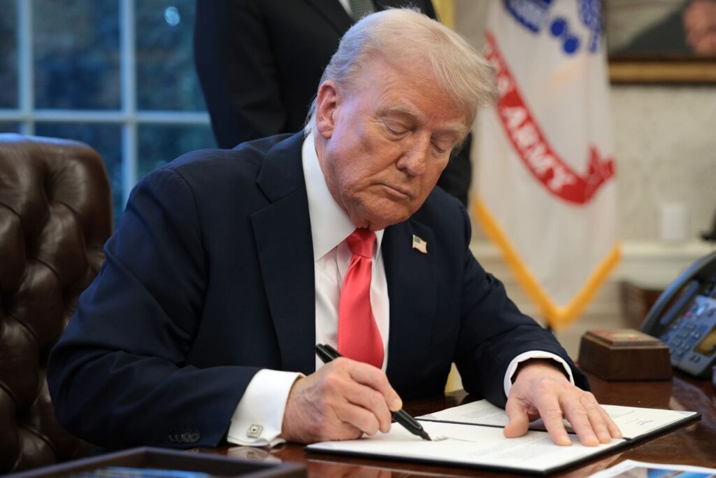 トランプは、日本の強制収容所を正当化するために使用される1700年代の論争のある1700年代の法律を呼び起こします。