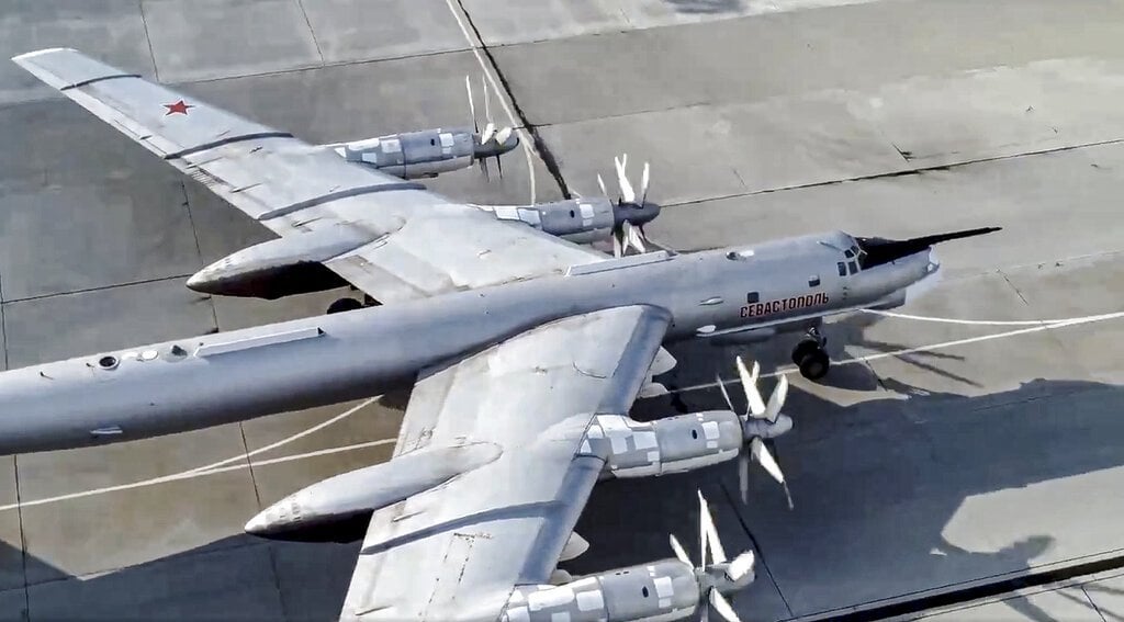 ロシアは、爆風の波がエンゲルス空軍基地の近くの家を吹き飛ばすので緊急事態を宣言します