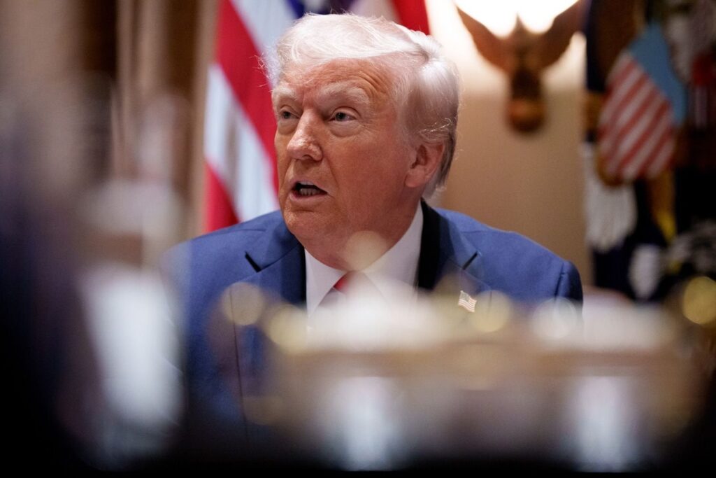 ドナルド・トランプは、彼の最初のキャビネット会議を賞賛するためにフォックス・ニュースのホストにホット・マイクにぶつかりました：「私たちは良い仕事をしたと言ってください」