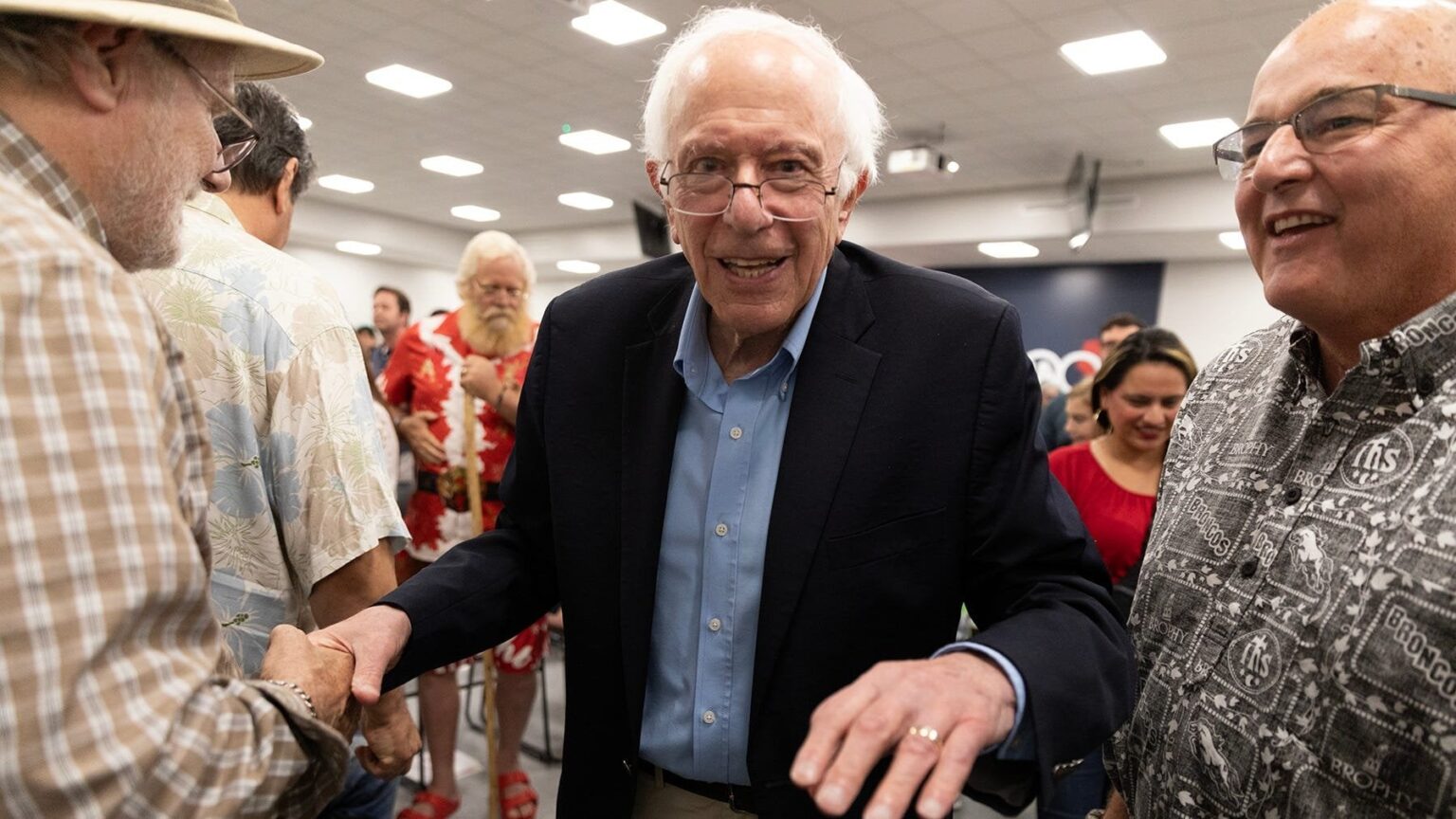 バーニー・サンダースはウィスコンシンに向かい、共和党員が開催した地区でのキャンペーン