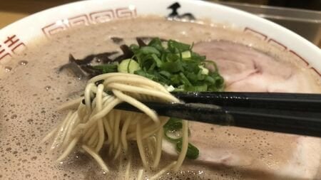 「“普通”が一番美味しいのに」「きちんと茹でてない状態で提供してる店もある」との証言も…。ラーメン店主も疑問視する「麺硬め」「味濃いめ」流行の背景とは？