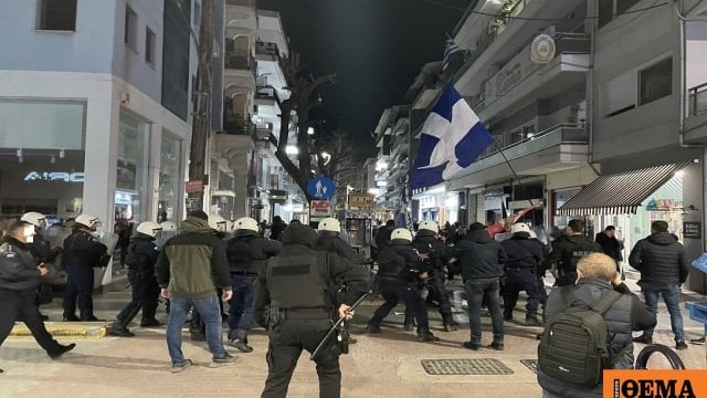 ラリッサで演劇的なパフォーマンスで集まる「十字軍」でのエピソードとアピール
