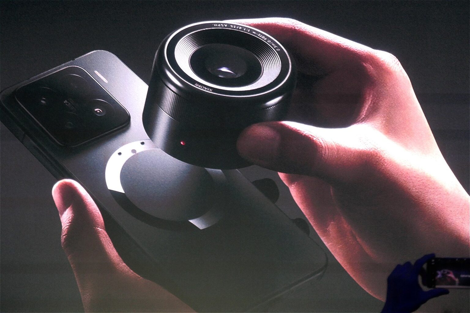 シャオミ、“スマホ装着のレンズ型カメラ”コンセプトを発表