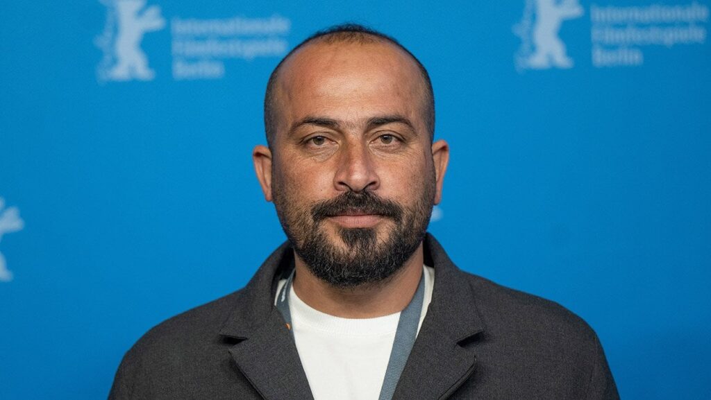 「他の土地はありません」映画製作者はbeatられて逮捕され、共同ディレクターと活動家グループを主張します