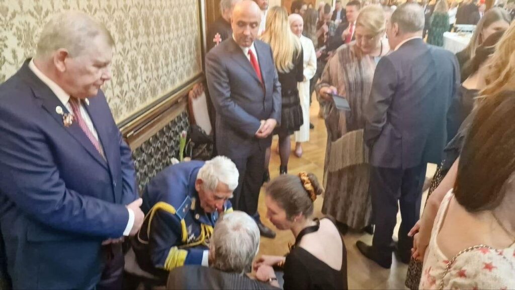 ロシア大使館でのレセプションでダイアナ・シオ・オカと撮影された裏切りで告発された写真ローマニア人