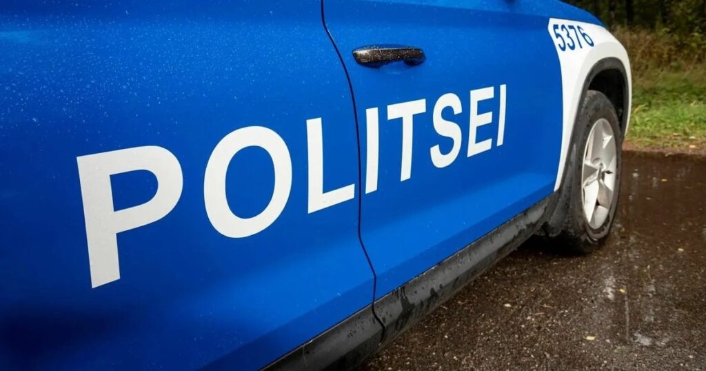 警官は木にエイリアンを探していました