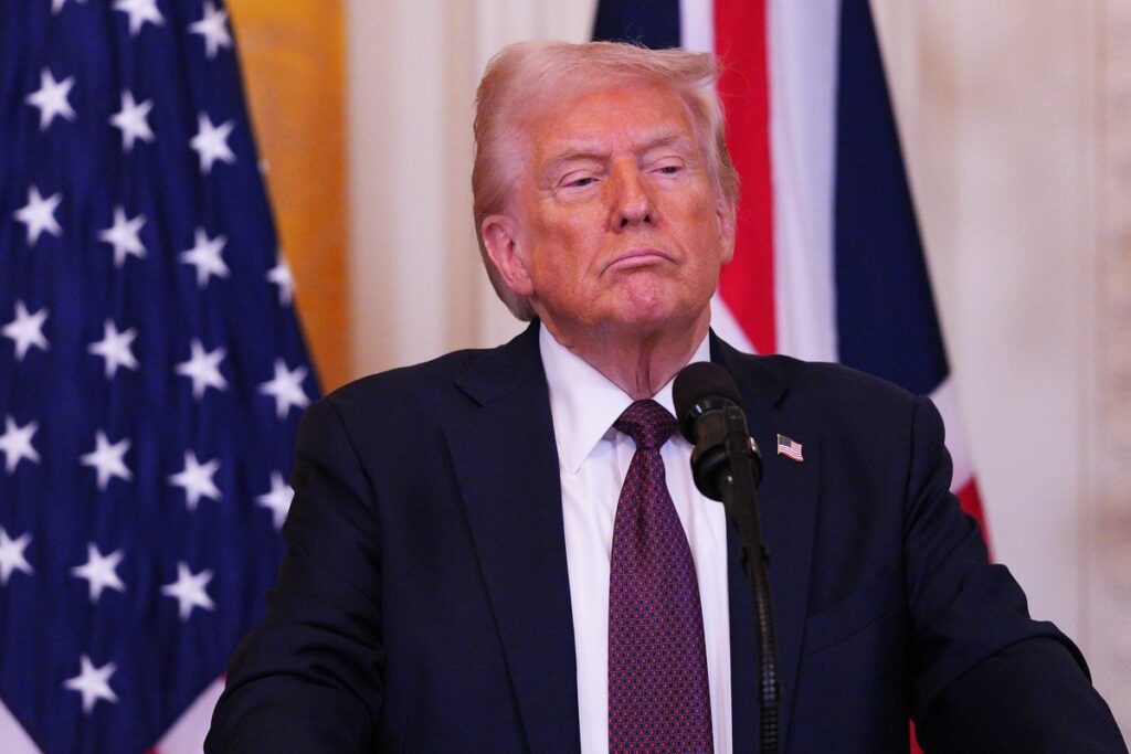 トランプは株式市場で前任者を引き裂いた。今、彼はホワイトハウスに戻ってから5％下落しているのを見ています。